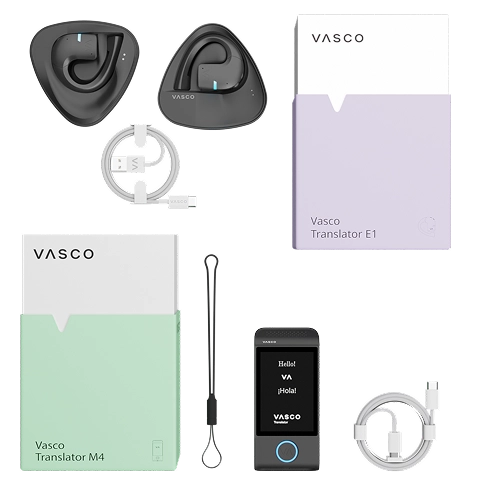 Vasco Translator E1 obsahující dvě bezdrátová sluchátka pro překlad, nabíjecí kabel, návod, pouzdro a obal, vystavená vedle krabičky Vasco Translator M4 se šňůrkou na krk a kabelem.
