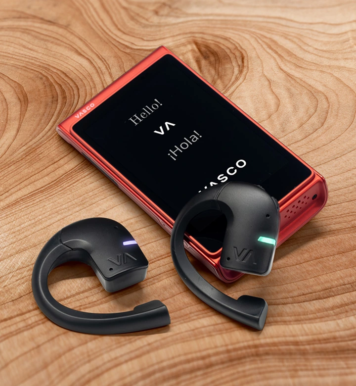 Muž nastavuje překládací sluchátka v zařízení Vasco V4