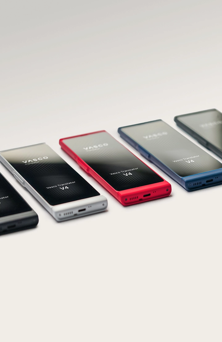 Vedle sebe leží pět překladačů v barvách černé, bílé, červené, modré a šedé.