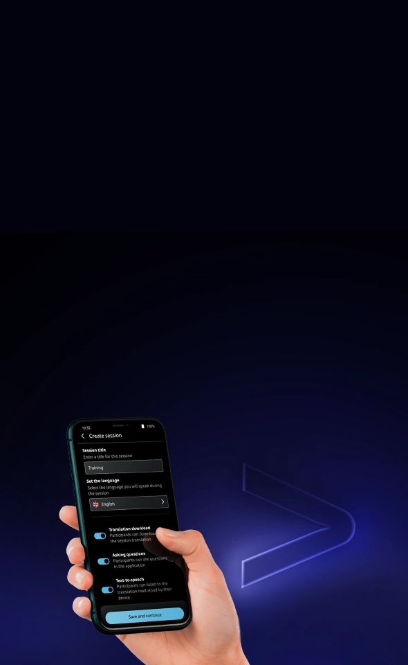Ruka držící smartphone, na jehož displeji je zobrazena obrazovka „Vytvořit relaci“ v aplikaci Vasco AUDIENCE. V rozhraní s tmavým motivem je název relace nastaven na „Školení“, jazyk na „Angličtina“ a nad azurovým tlačítkem „Uložit a pokračovat“ jsou aktivní přepínače pro stažení překladu, kladení otázek a převod textu na řeč.
