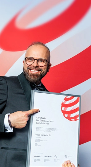 Generální ředitel společnosti Vasco Electronics drží cenu Red Dot a představuje oceněná zařízení.